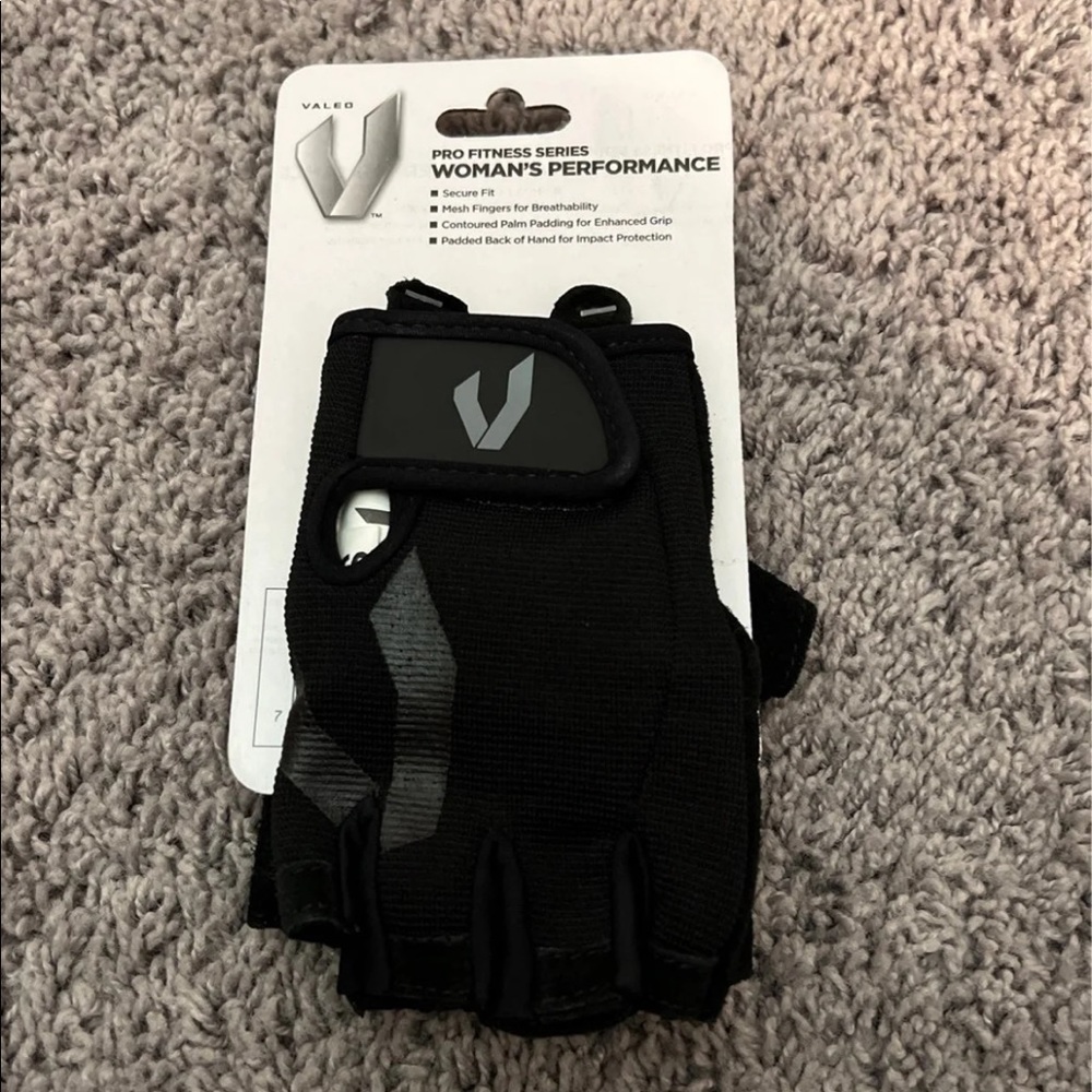 Woman’s black workout fingerless gloves